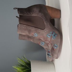 Crown Vintage Cvkhlowl Flower Embroidered Boots 8